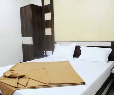 https://imgcld.yatra.com/ytimages/image/upload/t_hotel_yatra_city_desktop/v1427278295/Domestic Hotels/Hotels_Ahmedabad/Hotel Sri Balaji Residency/Bedroom.jpg